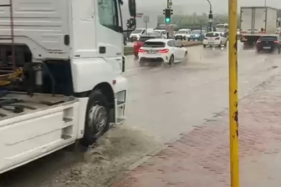 Sağanak yağış vatandaşı çileden çıkardı! Yolçatı Kavşağı’nda su birikintisi tepki çekti