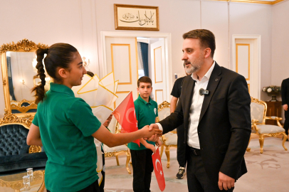 Şahin Biba’dan 23 Nisan mesajı: Geleceğimiz çocuklarımızın ellerinde