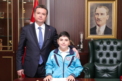 Başkan Aydın koltuğu çocuklara bıraktı