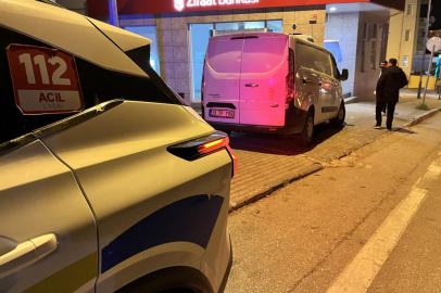 El freni boşalan minibüs duvara çarptı