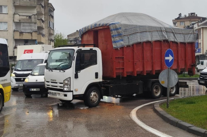 Kamyon ile servis minibüsü çarpıştı 4 kişi yaralandı