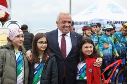 Nilüfer, 23 Nisan’ı Cumhuriyet Meydanı’nda kutladı