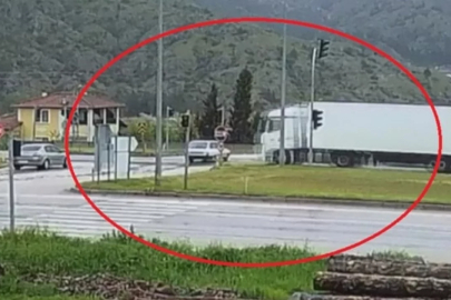 Feci kaza: Omobilden fırlayan bebek can verdi!