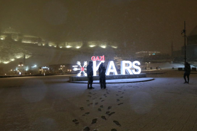 Kars'ta baharda yağan kar kenti beyaza bürüdü