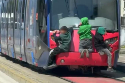 Tramvayın arkasına tutunan çocuklar yürekleri ağza getirdi