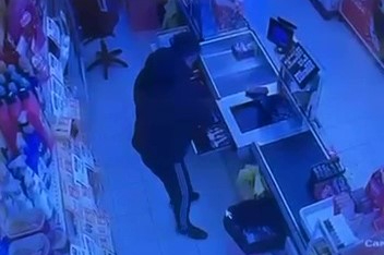 Bursa’da market hırsızlığı! Para ve sigara çalan şüpheli kaçtı