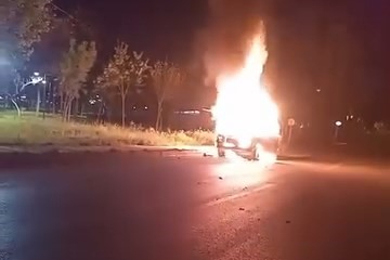 Bursa'da otomobil gece yarısı alevlere teslim oldu