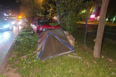 Bursa'da kontrolü kaybeden kamyonet orta refüje savruldu