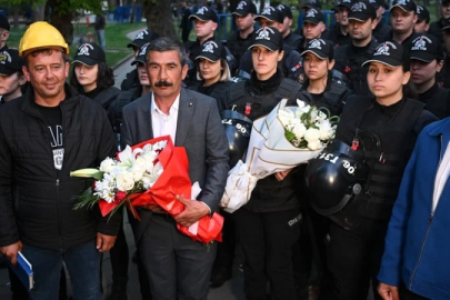 Ankara'da madenci eylemi bitti: Polise çiçek vererek ayrıldılar