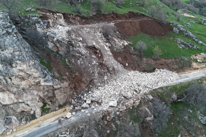 Bingöl’de heyelan yolu kapattı