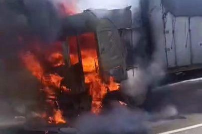 Bursa'da seyir halindeki tır alev alev yandı
