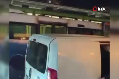 Bursa'da zincirleme kaza: 3 araç hurdaya döndü