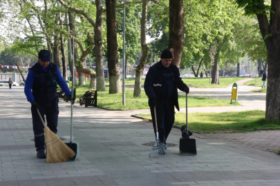 Osmangazi Belediyesi'nden parklara günlük bakım dokunuşu