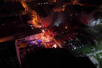 Patlama sesleri gelen gecekondu bahçesinde çıkan yangın yan binaya sıçradı