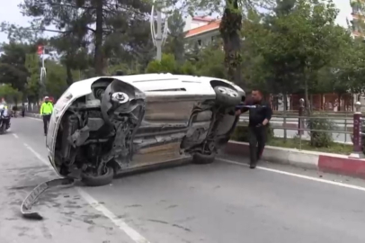 Otomobil refüje çarptı: 3 yaralı