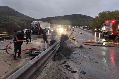 Bariyerlere çarparak yanan otomobilin sürücüsü feci şekilde can verdi