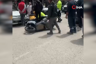 Bursa'da otomobilin çarptığı motosikletli kurye yaralandı