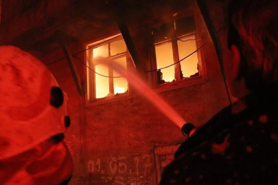 Yangında mahsur kalan yaşlı çift can verdi