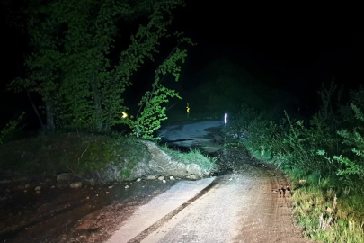 Bursa'da heyelan! Ekiplerin yolu açma çalışması sürüyor...