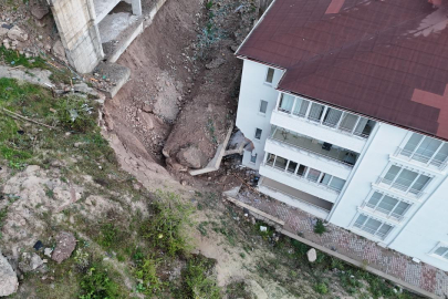 Çöken istinat duvarı evlerin içine girdi