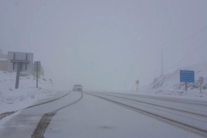 Bayburt'ta ilkbaharda "kar" manzarası