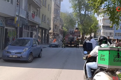 Bursa'da park halindeki otomobil alev alev yandı