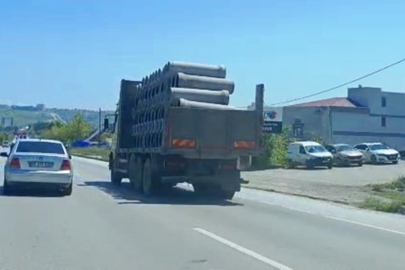 Tır üzerinde önlem alınmadan taşınan beton borular tehlike oluşturdu