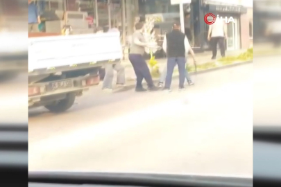 Bursa'da trafikte döner bıçaklı kavga kamerada
