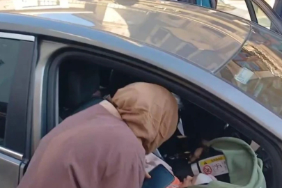 Bebek arabada kilitli kaldı! Genç anne büyük korku yaşadı