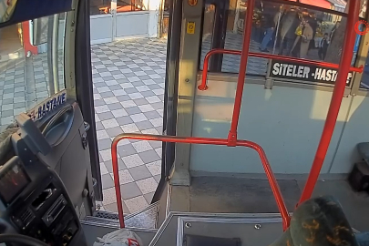 Bebek firarda! Tek başına halk otobüsüne binen 2 yaşındaki bebek kamerada