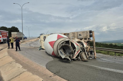 Devrilen beton mikserinin sürücüsü yaralandı