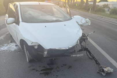 Mersin'de refüje çarpan otomobildeki 3 kişi yaralandı