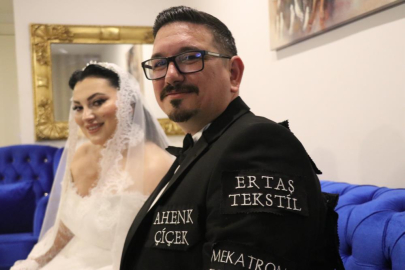 Düğün masrafını düşürmek için damatlığını reklam panosuna çevirdi