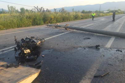 Otomobilin devirdiği elektrik direğine motosiklet çarptı: 4 yaralı