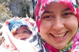 Sosyal medyayı sallayan ikili: Anne ve 7,5 aylık kızı izleyenlerin yüzünde tebessüm bırakıyor