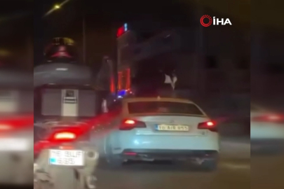 Bursa'da otomobilin tavanına oturan şahıslara ceza!