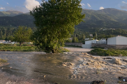 Bursa’da dere taştı, köprü çöktü!