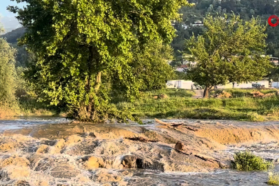 Bursa’da dere taştı, köprü çöktü!