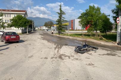 Bursa'da motosiklet ile otomobil çarpıştı: 5 yaralı