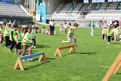 Bursa Nilüfer Uluslararası Spor Şenlikleri’nde sıra minik öğrencilerin