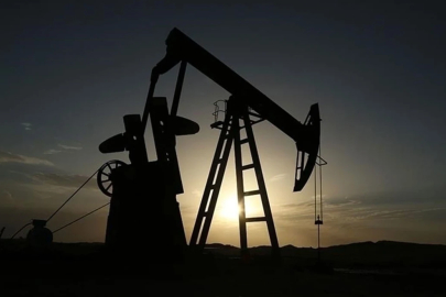 IEA: Küresel petrol arzı günlük 1,8 milyon varil geriledi