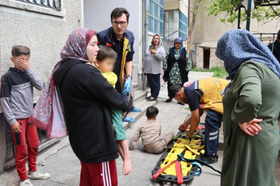 Balkonda oynarken aşağı düşen iki kardeş yaralandı