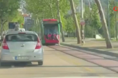 Bursa'da gençlerin tramvay arkasındaki tehlikeli yolculuğu kamerada