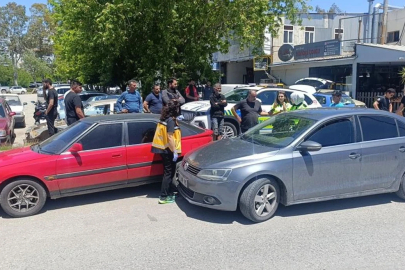 Kazaya neden olan sürücü, kendisini durdurmak isteyenlere biber gazı sıktı