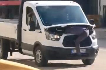 Seyir halindeki kamyonetin motorunu açıp arızayı tespit etmeye çalıştı