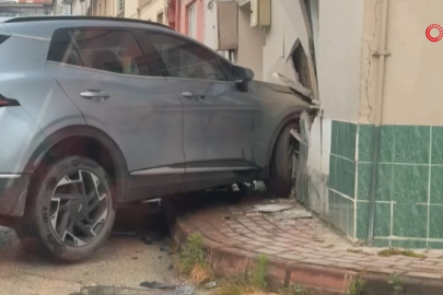 Bursa'da otomobil ile çarpışan cip eve girdi