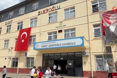 Bursa'da sınıfta sürpriz misafir: Kumru akıllı tahtaya yuva yaptı