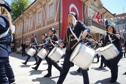 Bursa’nın ilk belediye kadın bandosu Yenişehir sokaklarında!