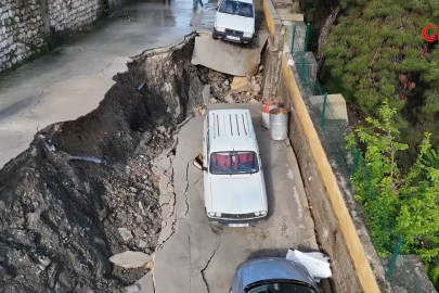 Aşırı yağışla birlikte çöken yol 5 aracı yuttu