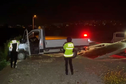 Bursa'da direksiyon hakimiyetini kaybeden sürücü şarampole uçtu